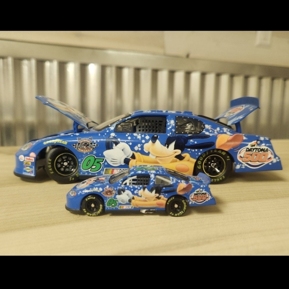 Disney NASCAR Goofy Car-2005